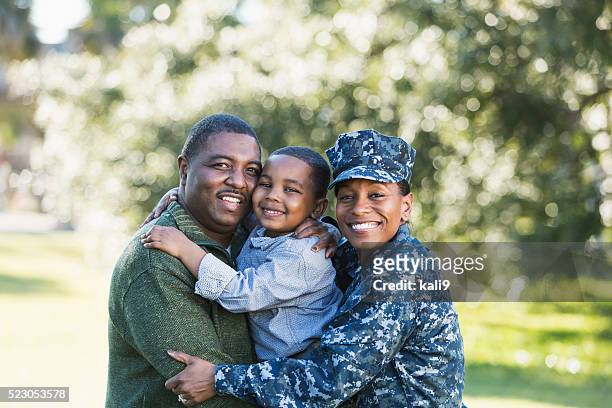militär heimkehr, marine servicewoman mit der familie - marine stock-fotos und bilder