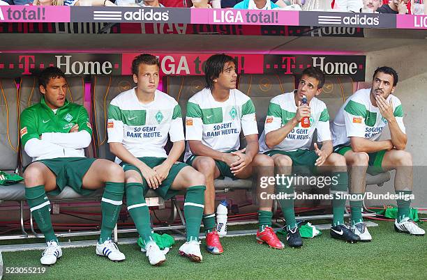Auswechsel-Spieler von Bremen sitzen auf der Bank vor dem Bundesligaspiel FC Bayern Muenchen gegen den SV Werder Bremen in der Allianz-Arena am 15....