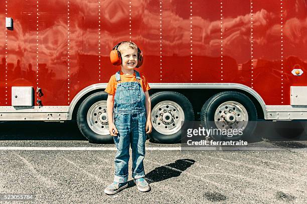 bambino in un auto da corsa - earmuffs foto e immagini stock