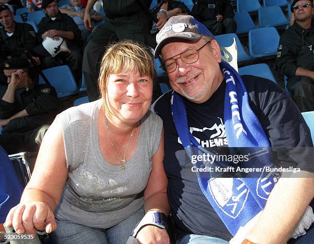 Rollstuhlfahrer Guenter Stoerkel hat heute Helga Lofi einen Heiratsantrag im Stadion gemacht vor dem Bundesligaspiel VfL Bochum gegen Hertha BSC...