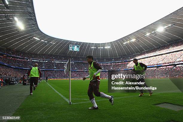 Auswechselspieler bereiten sich auf das Spiel vor waehrend des Bundesligaspiels zwischen FC Bayern Muenchen und VfB Stuttgart in der Allianz Arena am...