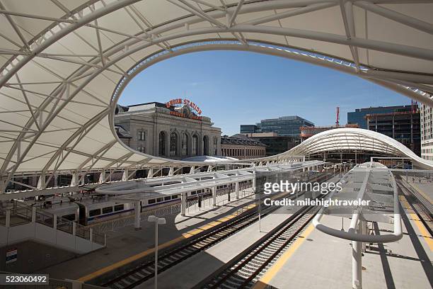 列車、飛行機のグランドオープニングユニオン駅コロラド州デンバー - デンバー ユニオン駅 ストックフォトと画像