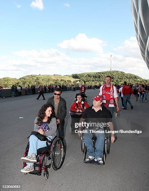 KIm-Elena Moquenco, Ulrich Hofmann fahren mit ihren Rollstuhelen vom Parkhaus zum Stadion vor dem Bundesligaspiel zwischen FC Bayern Muenchen und VFL...