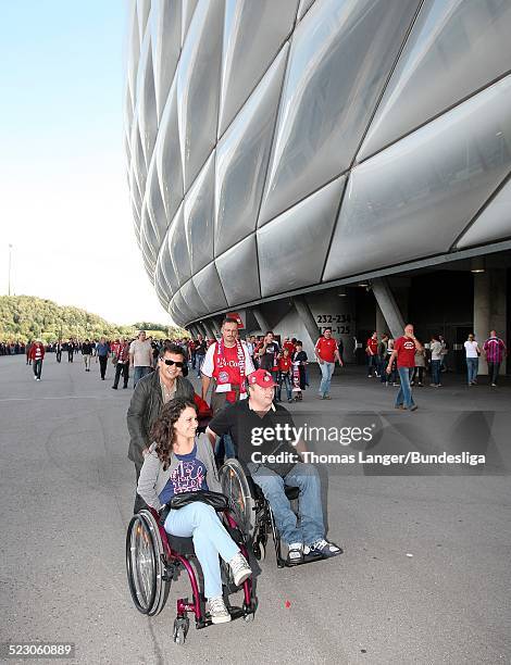 KIm-Elena Moquenco, Ulrich Hofmann fahren mit ihren Rollstuhelen vom Parkhaus zum Stadion vor dem Bundesligaspiel zwischen FC Bayern Muenchen und VFL...