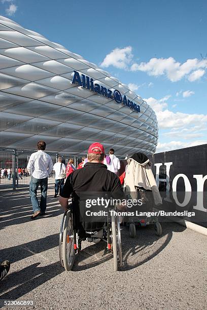 Ulrich Hofmann, Konrad Stefan Angerer fahren mit ihren Rollstuhelen vom Parkhaus zum Stadion vor dem Bundesligaspiel zwischen FC Bayern Muenchen und...