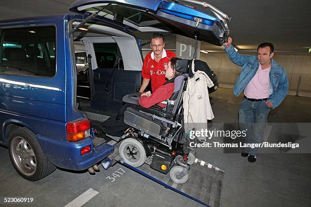 Konrad Stefan Angerer faehrt mit seinem Elektrrollstuhl aus seinem Auto vor dem Bundesligaspiel zwischen FC Bayern Muenchen und VFL Wolfsburg am 29....
