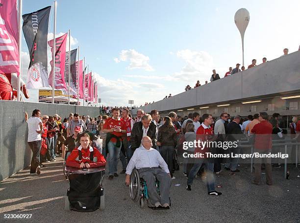 Konrad Stefan Angerer faehrt mit seinem Elektrrollstuhl vom Parkhaus zum Stadion vor dem Bundesligaspiel zwischen FC Bayern Muenchen und VFL...