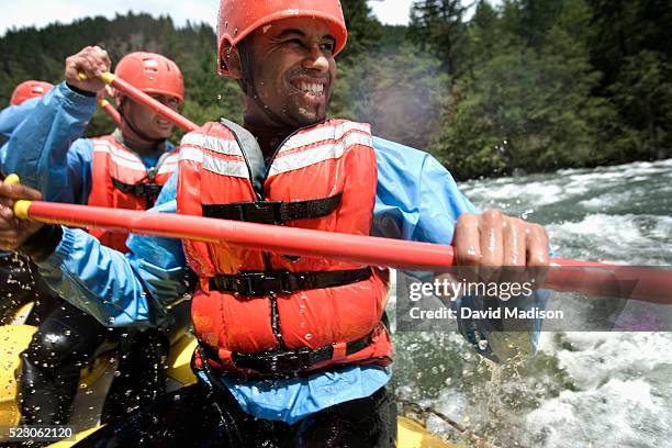 group of men whitewater rafting - whitewater rafting photos et images de collection