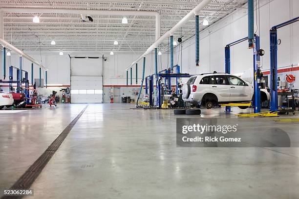 service station garage - auto interieur stockfoto's en -beelden