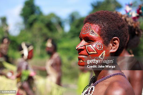 ceremonial dancing, along the sepik river, papua new guinea - nuova guinea foto e immagini stock