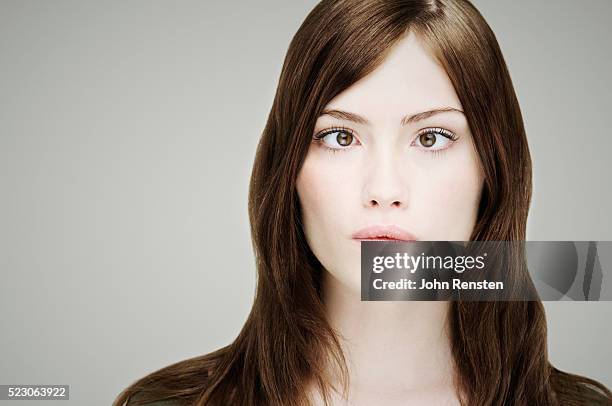 young woman with eyes crossed - scheel kijken stockfoto's en -beelden