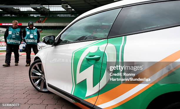 Ein Fahrzeug mit dem Vereinslogo von Werder Bremen steht im Stadion-Innenraum vor dem Bundesligaspiel zwischen SV Werder Bremen und 1899 Hoffenheim...