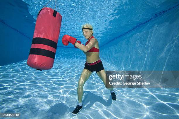 female boxer training underwater - aquatic sport stock-fotos und bilder