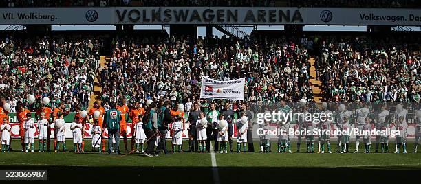 Sporthilfe Sportler , Schiedsrichter , Spieler aus Wolfsburg und Bremen und die Einlaufkinder stellen sich auf, anlaesslich des Aktionstages...