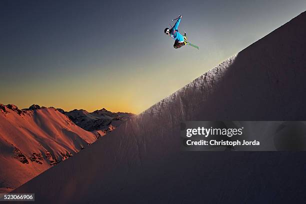 freestyle skier jumping in a halfpipe in the mountains - freestyle skiing stock-fotos und bilder