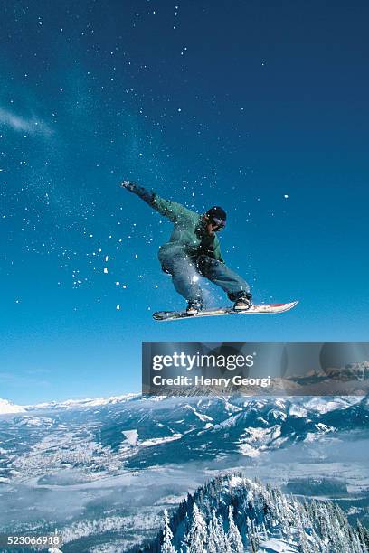 snowboarder in the air - skispringen stock-fotos und bilder
