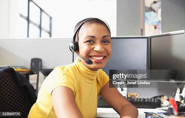 customer service representative wearing a telephone headset - headset 個照片及圖片檔