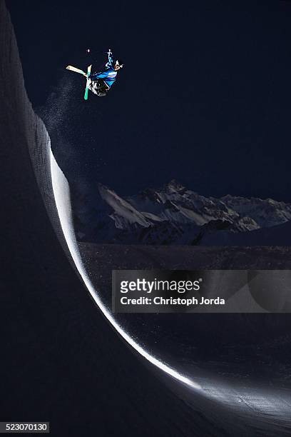 freestyle skier jumping in a halfpipe in the mountains at night - half pipe stock-fotos und bilder