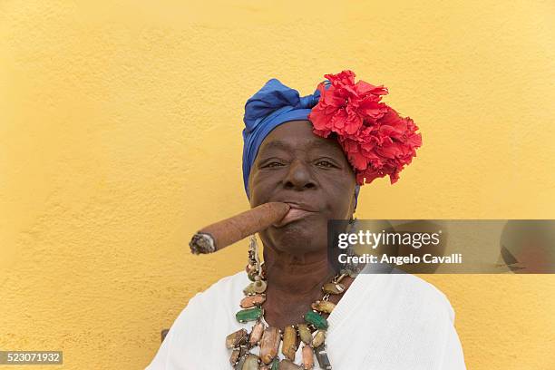 woman smoking large cigar - cuba fotografías e imágenes de stock