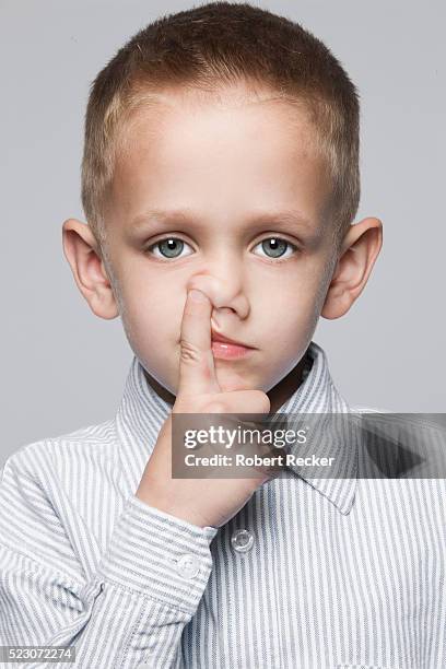 little boy picking his nose - picarse la nariz fotografías e imágenes de stock