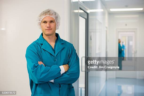 laboratory technician - hair net stock pictures, royalty-free photos & images