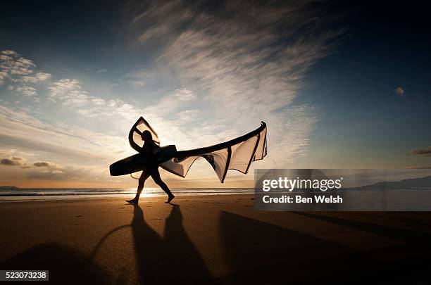 kite surfing, cadiz, spain - windsurfbrett stock-fotos und bilder