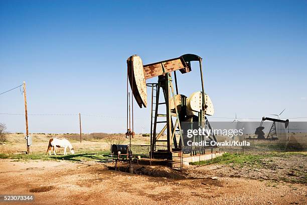 texas ranch with horse, oils well and wind power generators - ölquelle stock-fotos und bilder