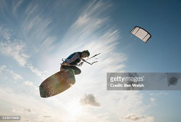 kite surfing, cadiz, spain - kiteboarding fotografías e imágenes de stock