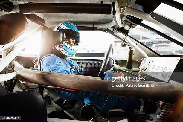 driver sitting in racecar - racing car driver stockfoto's en -beelden