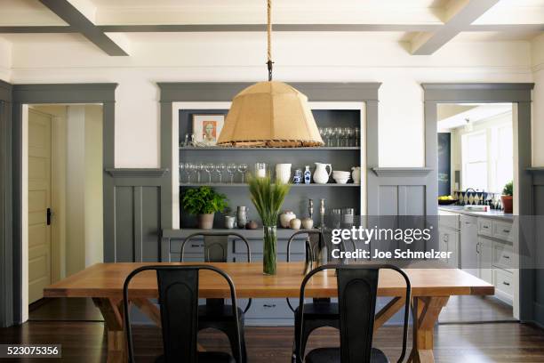 dining room of craftsman style house - eetkamer stockfoto's en -beelden