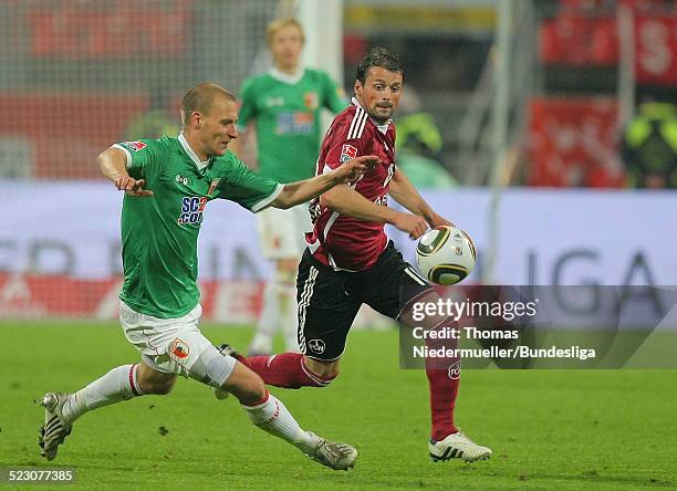 Albert Bunjaku von Nuernberg kaempft um den Ball mit Dominik Reinhardt von Augsburg waehrend des Bundesliga Relegationspiels 1. FC Nuernberg gegen...