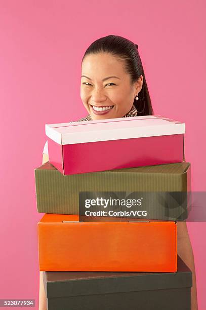 woman holding stack of shoe boxes - schoenendoos stockfoto's en -beelden