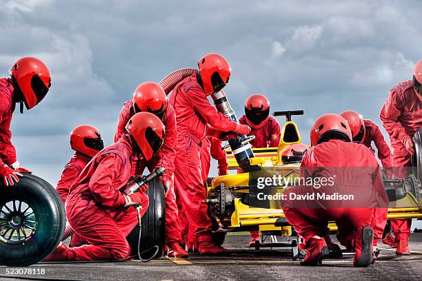 pit crew servicing open-wheel single-seater racing car racecar - pit stop foto e immagini stock