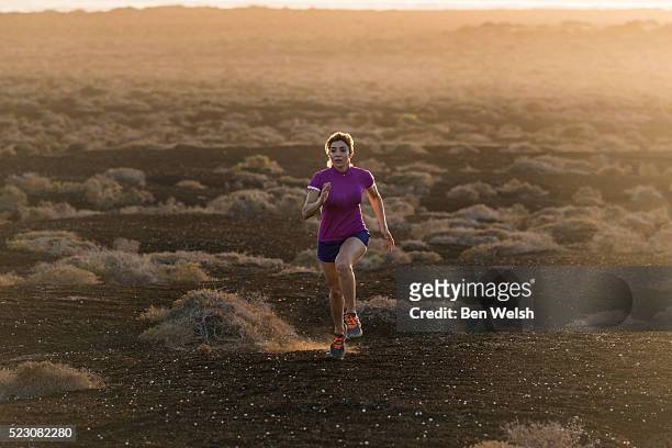 woman running at isla graciosa, lanzarote, canary islands, spain - isla de lanzarote - fotografias e filmes do acervo