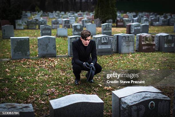 portrait of man at cemetery - blank gravestone stockfoto's en -beelden