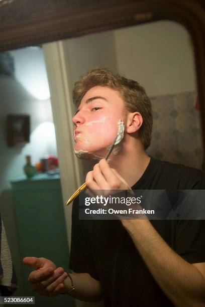 young man shaving with a straight razor - safety shave razor stock-fotos und bilder