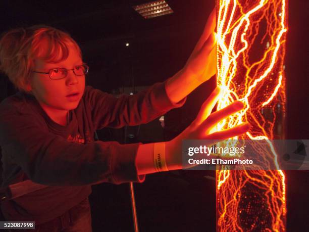 boy experimenting in science museum - science museum stock pictures, royalty-free photos & images