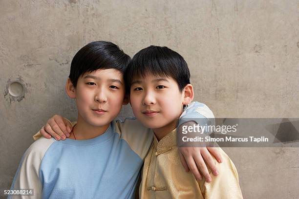 identical twin brothers - asian twins stockfoto's en -beelden