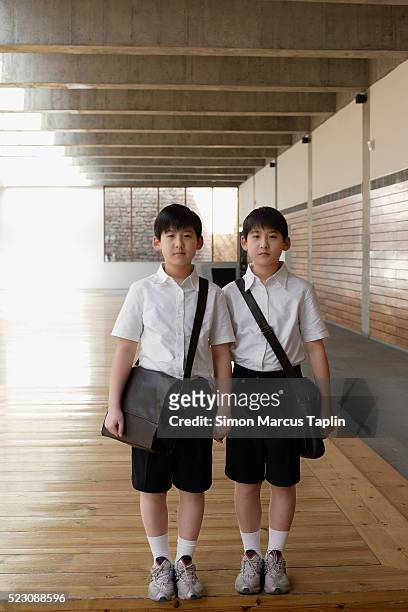 identical twin brothers - asian twins stockfoto's en -beelden