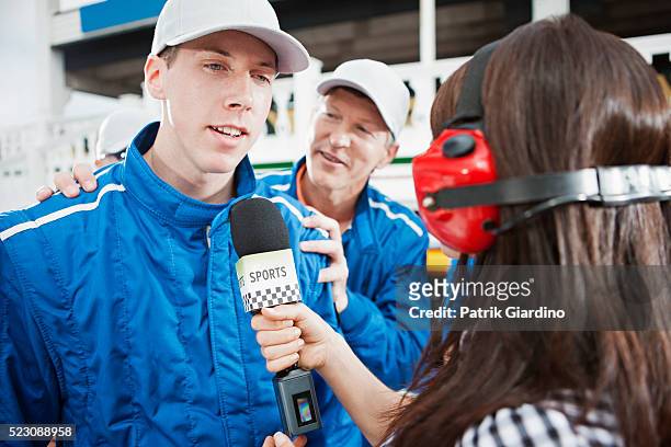 race car driver talking to microphone - sports car photos et images de collection