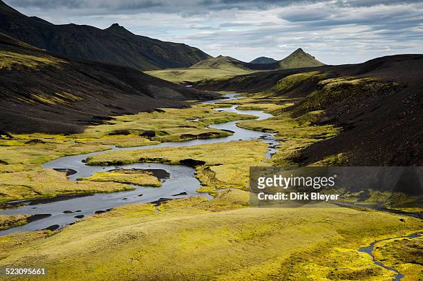 stream with moss-covered mountains, landscape near maelifell, highland, iceland, europe - maelifell stock pictures, royalty-free photos & images