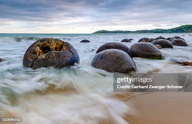 moeraki boulders, spherical rocks, east coast, otago, south island, new zealand, oceania - moeraki stock pictures, royalty-free photos & images