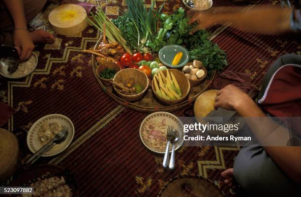 tourists taking thai cooking class - thailändische küche stock-fotos und bilder