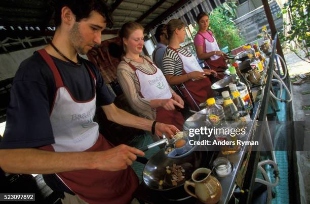 tourists taking thai cooking class - comida tailandesa imagens e fotografias de stock