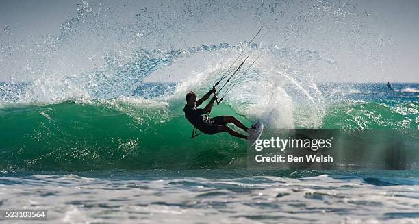 man kite surfing - kite surfing stock pictures, royalty-free photos & images