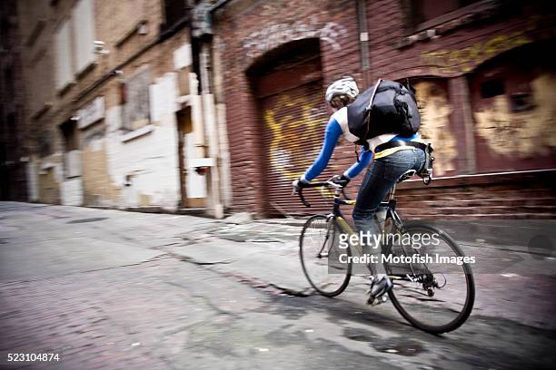 bicycle messenger - bike messenger stockfoto's en -beelden