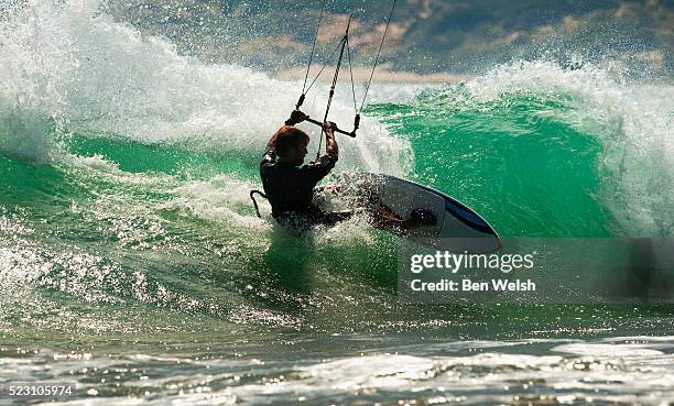 man kite surfing - kite surfing stock pictures, royalty-free photos & images