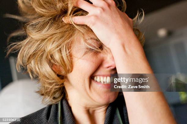 young woman crying - laughing crying photos et images de collection