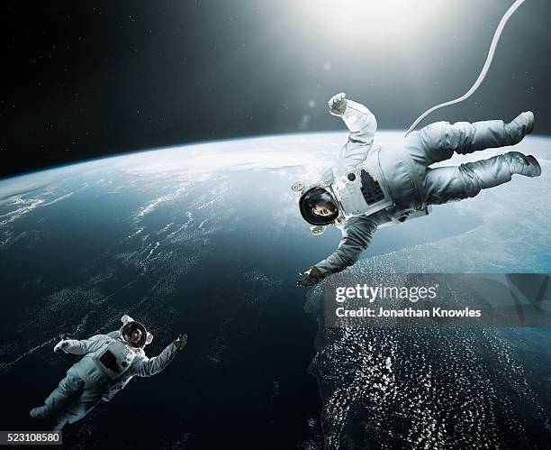 astronaut floating in space - paseo espacial fotografías e imágenes de stock