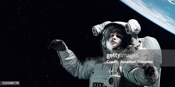 astronaut floating in space - roupa de astronauta imagens e fotografias de stock